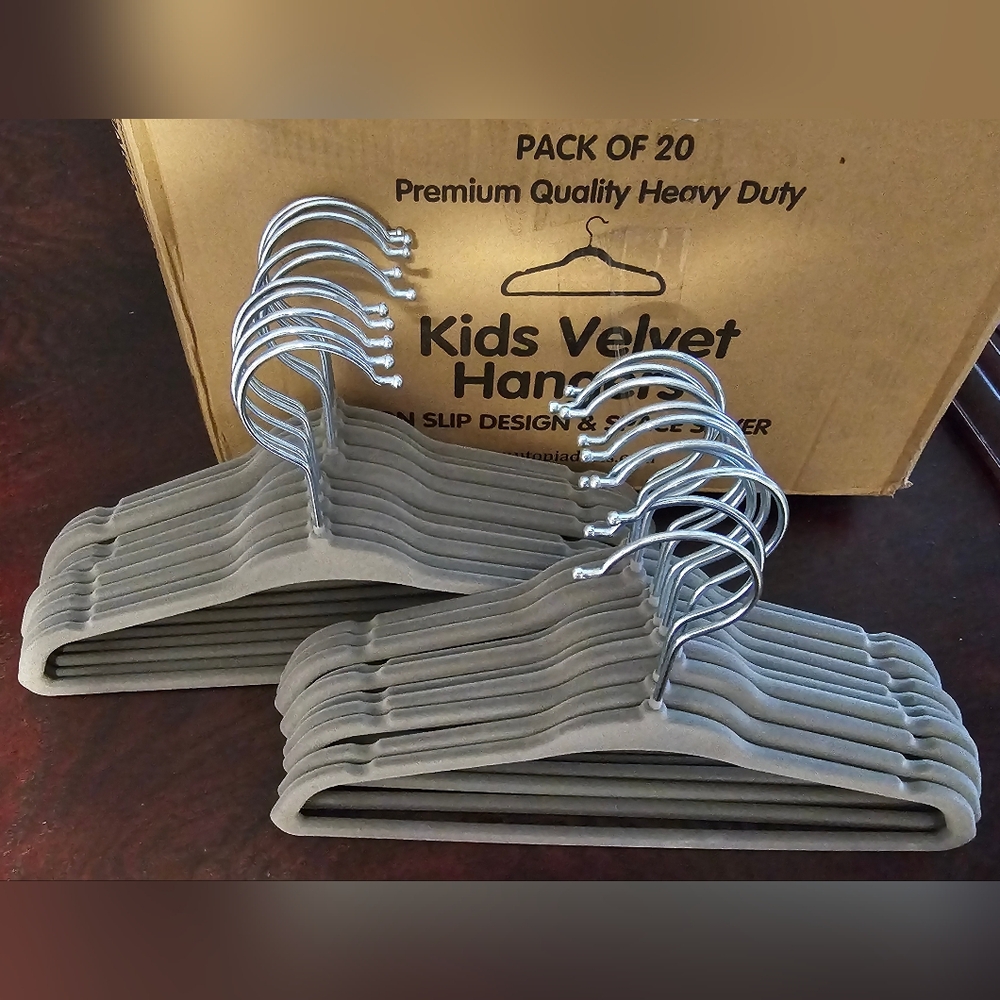 New Pack of 20 Kids Velvet Non Slip/Space Saver Grey Hangers